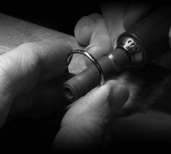 Photo du geste manuel de la fabrication d'une alliance, créer ses alliances Hauts-de-france.